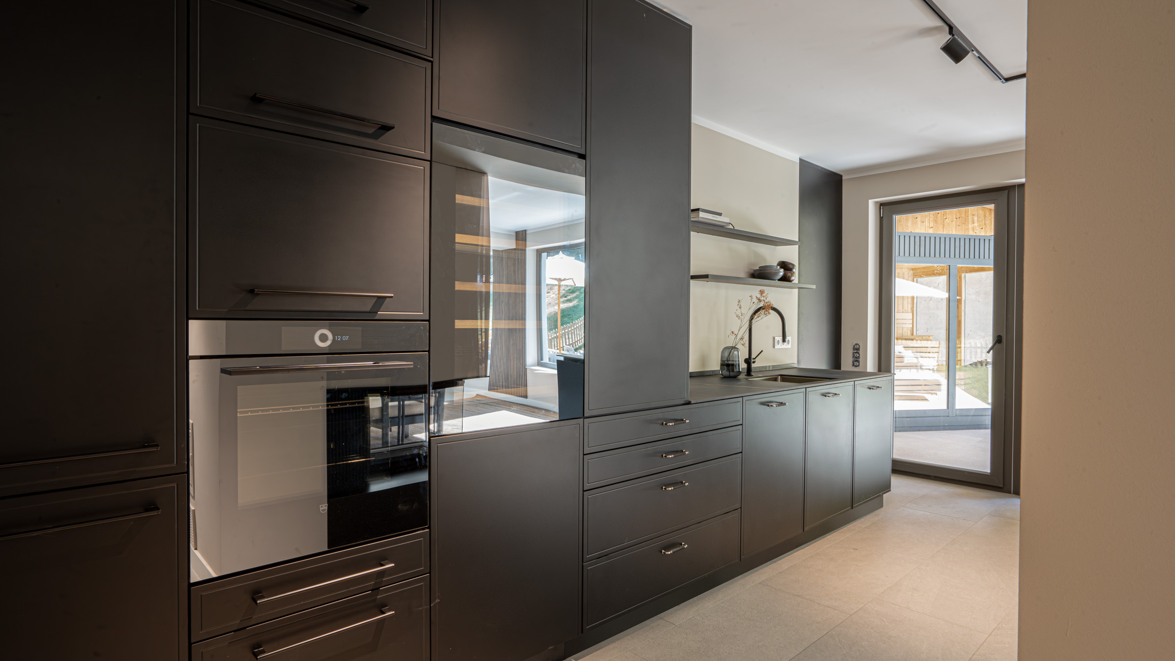 Küchenzeile mit schwarzen Möbelfronten