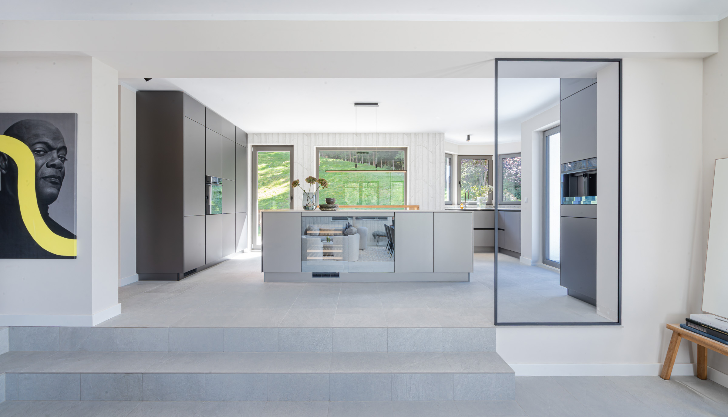 offene große Küche mit grauem Farbkonzept