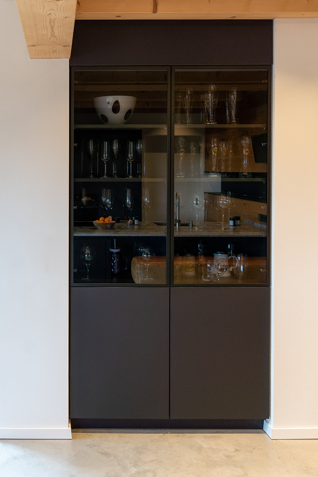 Schwarzer Vitrinenschrank in Küche