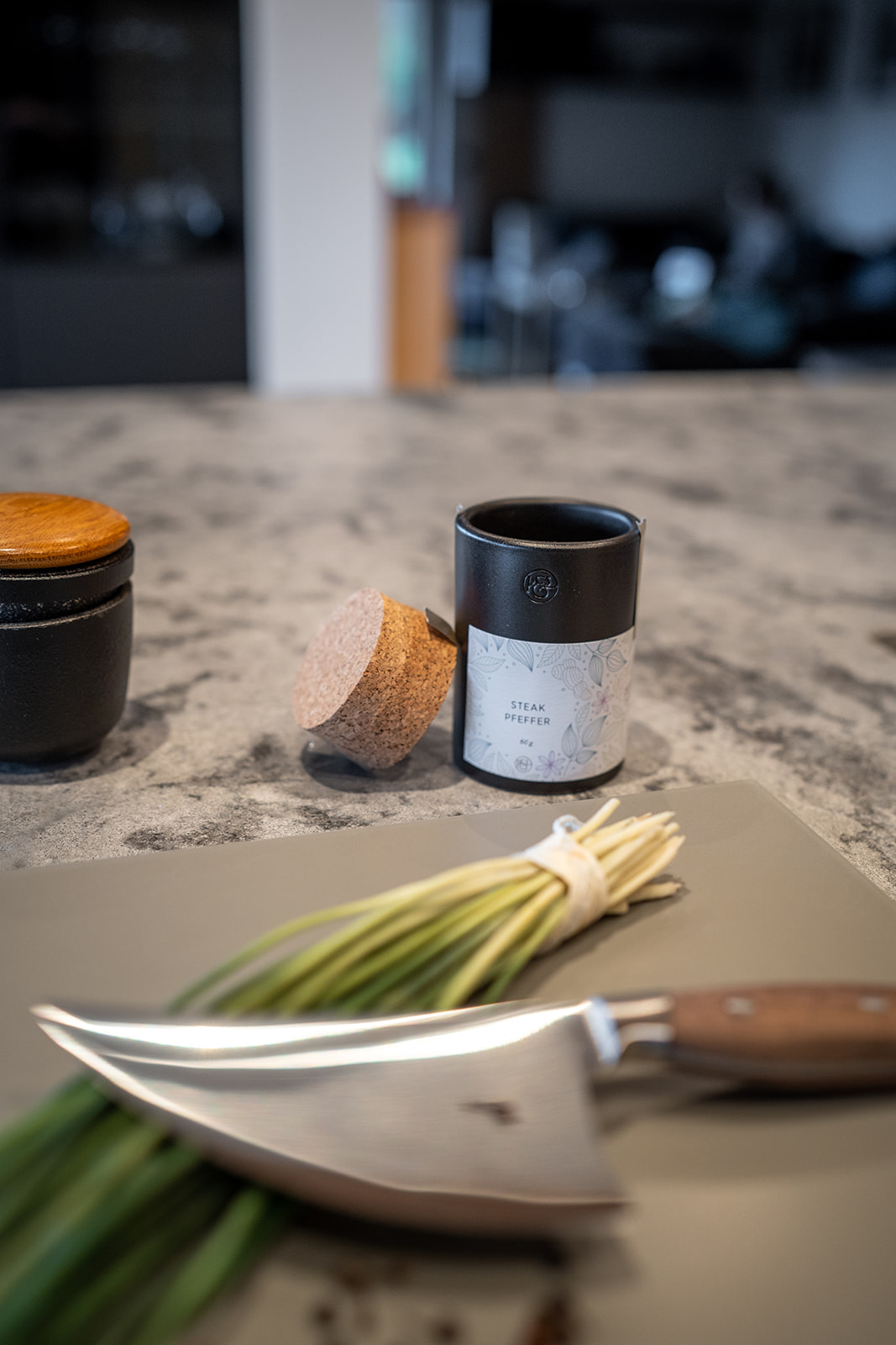 Kräutermesser auf Schneidebrett