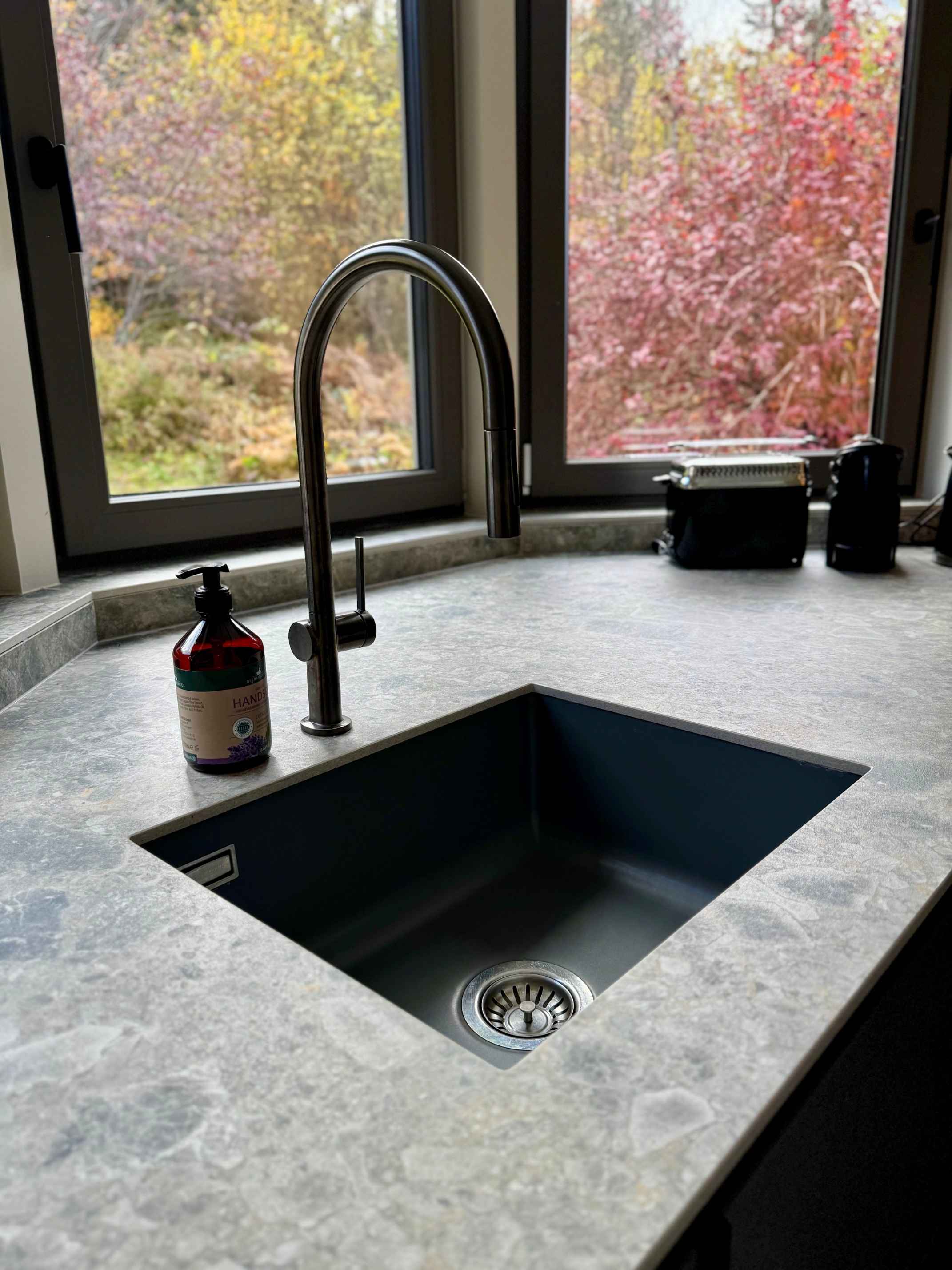 Spüle im Erker mit Keramikarbeitsplatte