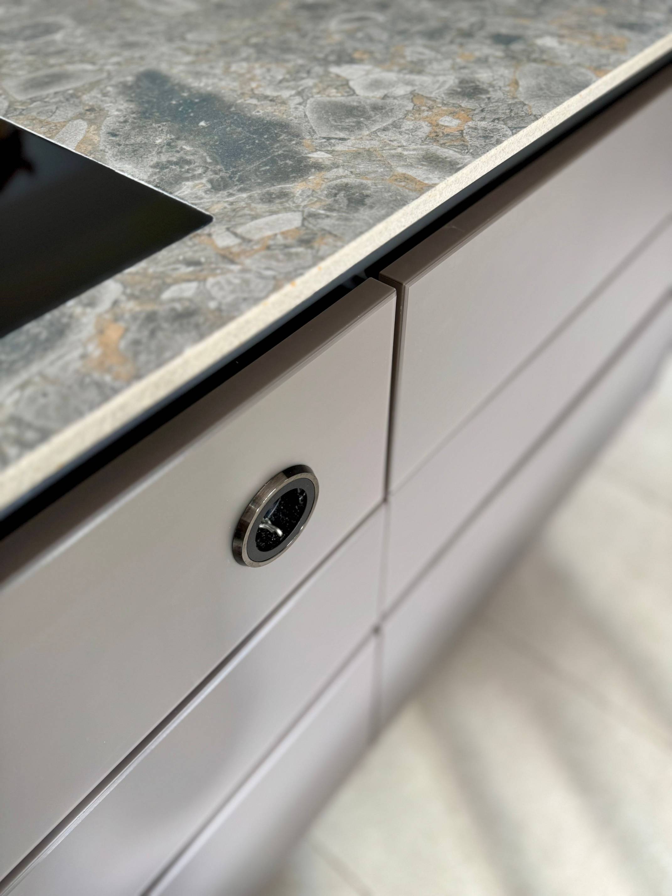 Detail Steckdose in Kücheninsel