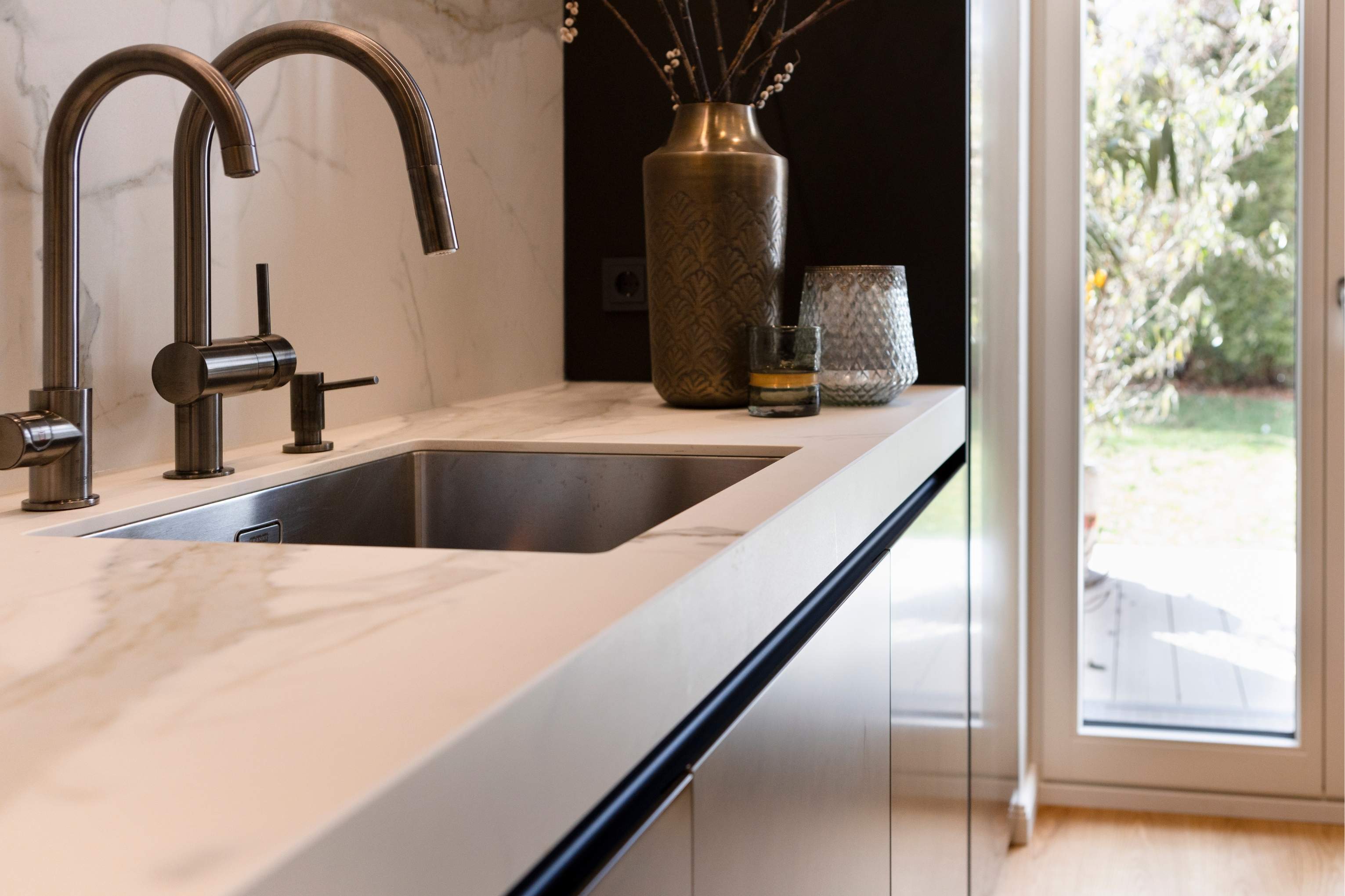 Spüle in Keramikarbeitsplatte