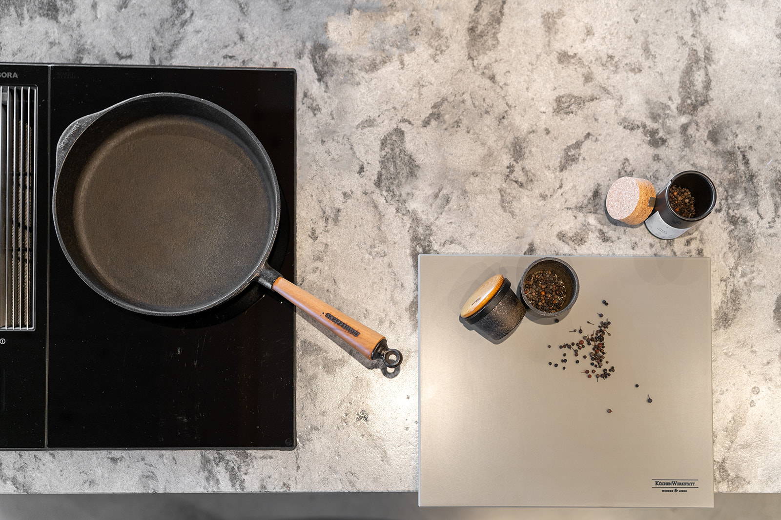 Kochfeld und Schneidbrett