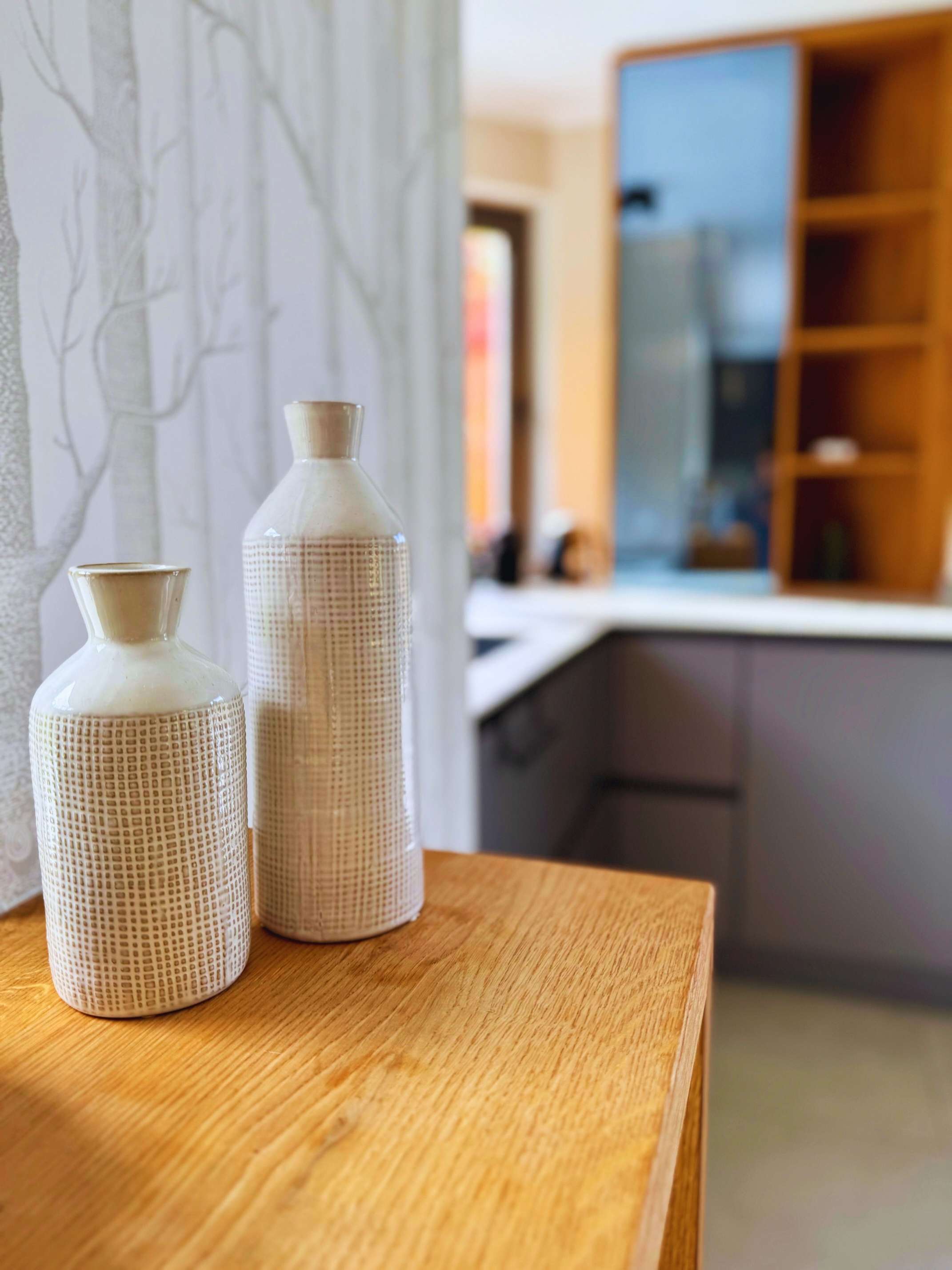 Detail Flaschen auf Holztresen