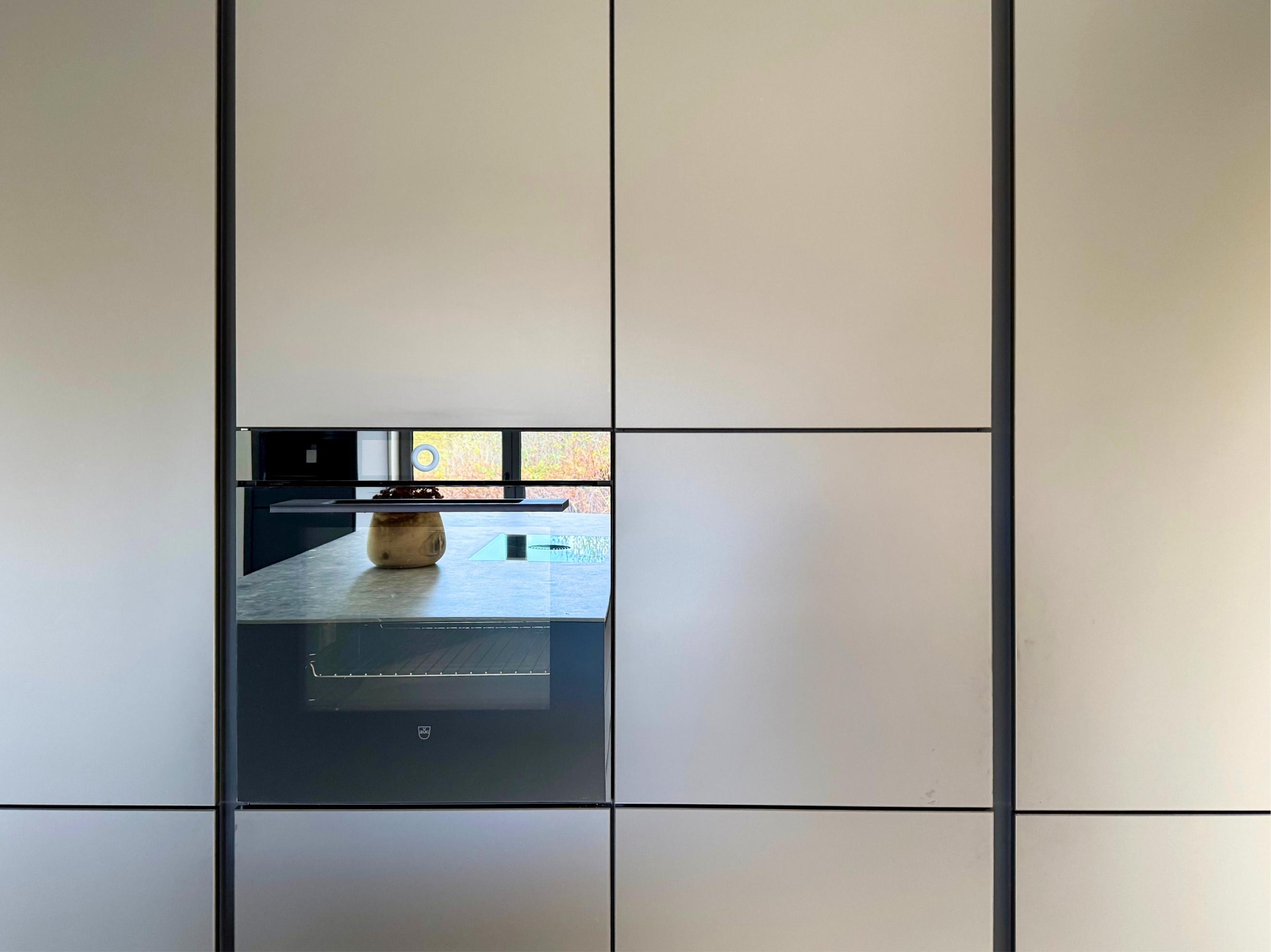 Hochschränke mit grauer Front