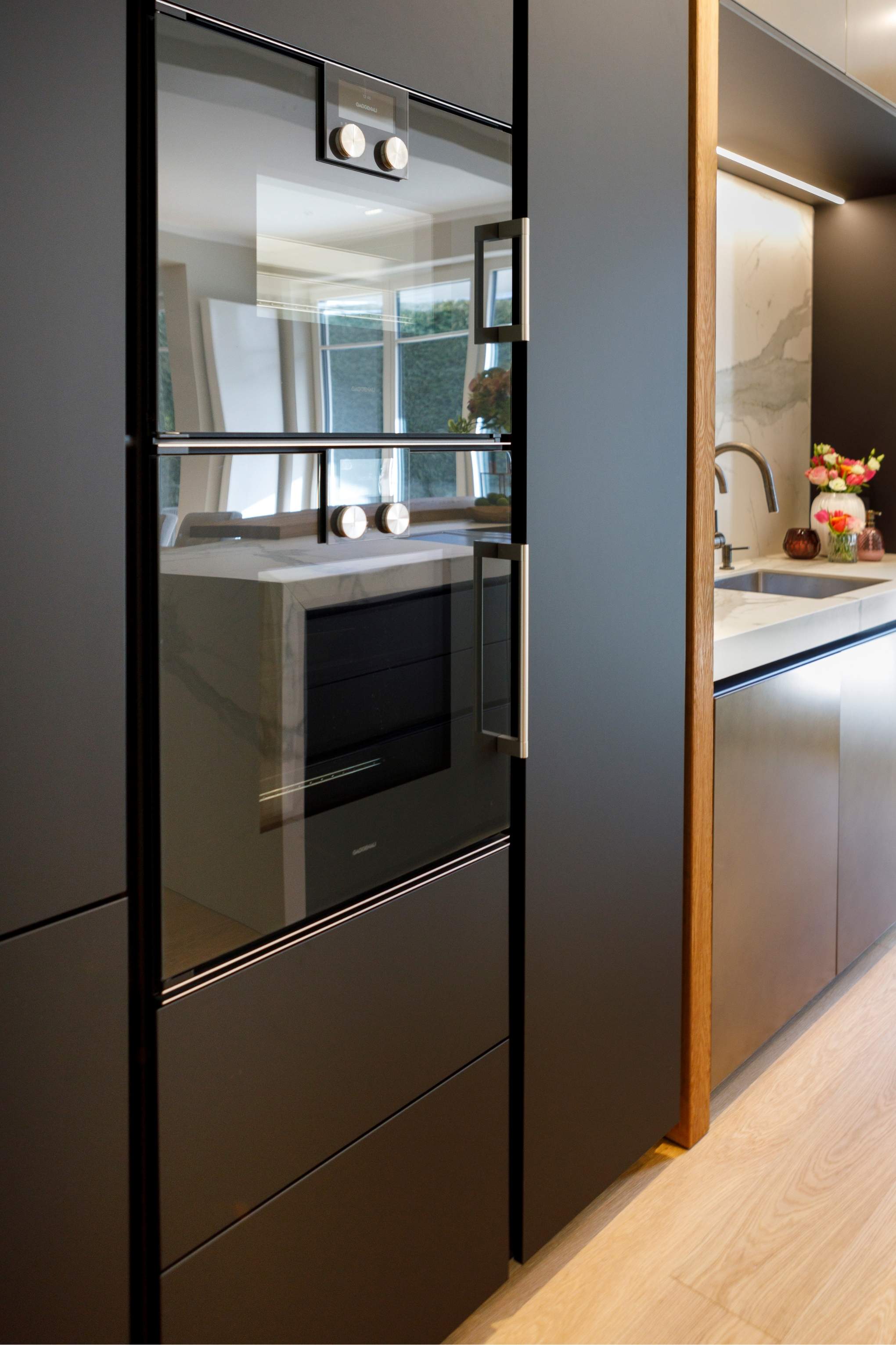 Gaggenau Geräte in Hochschrank mit Griffleiste