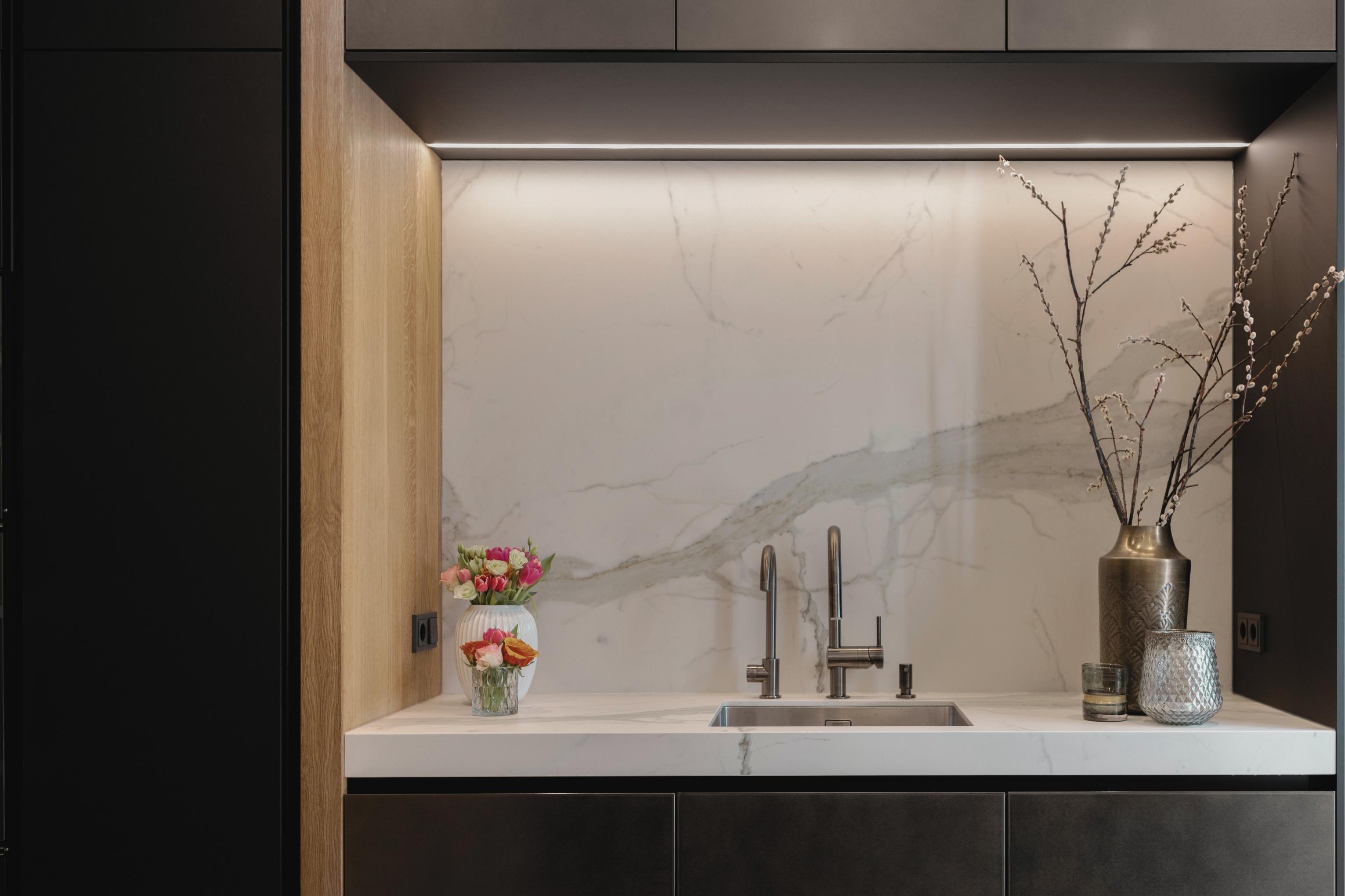 Küchenniesche Spülenbereich in Calacatta-Optik