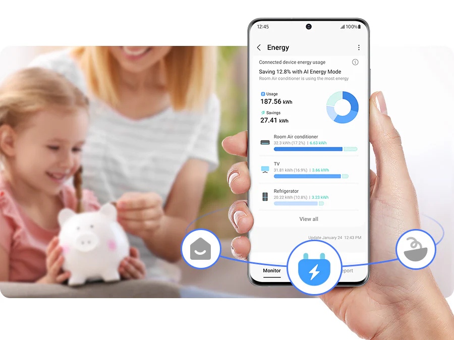 Hand hält Handy mit App für Energiesparoptionen, im Hintergrund Szene Mutter und Tochter mit Sparschwein