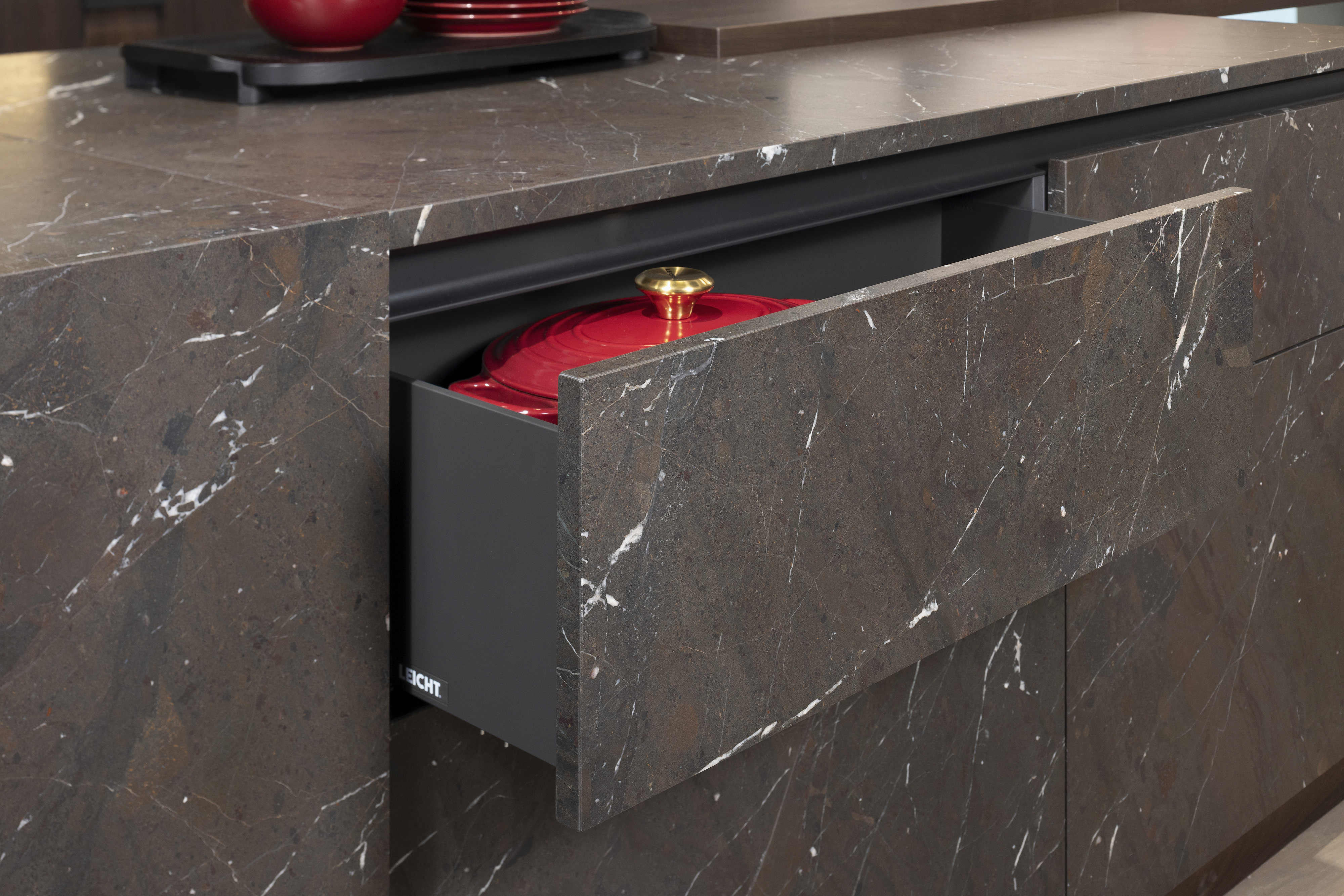 Keramik-Kücheninsel dunkel gemasert