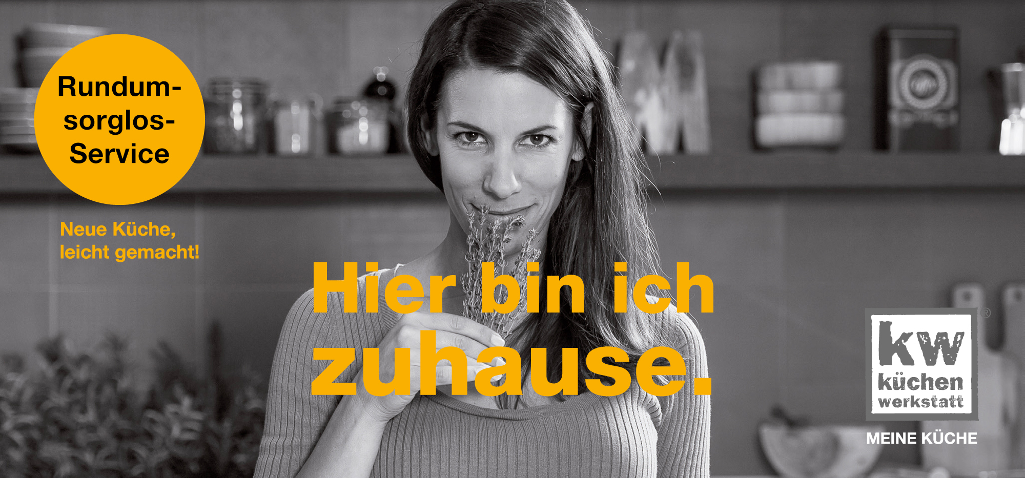 Werbebanner Hier bin ich zuhause kw küchenwerkstatt Meine Küche Rundum-sorglos-Paket mit Schwarz-weiß-Bild von Frau, die in Küche an Kräutern schnuppert