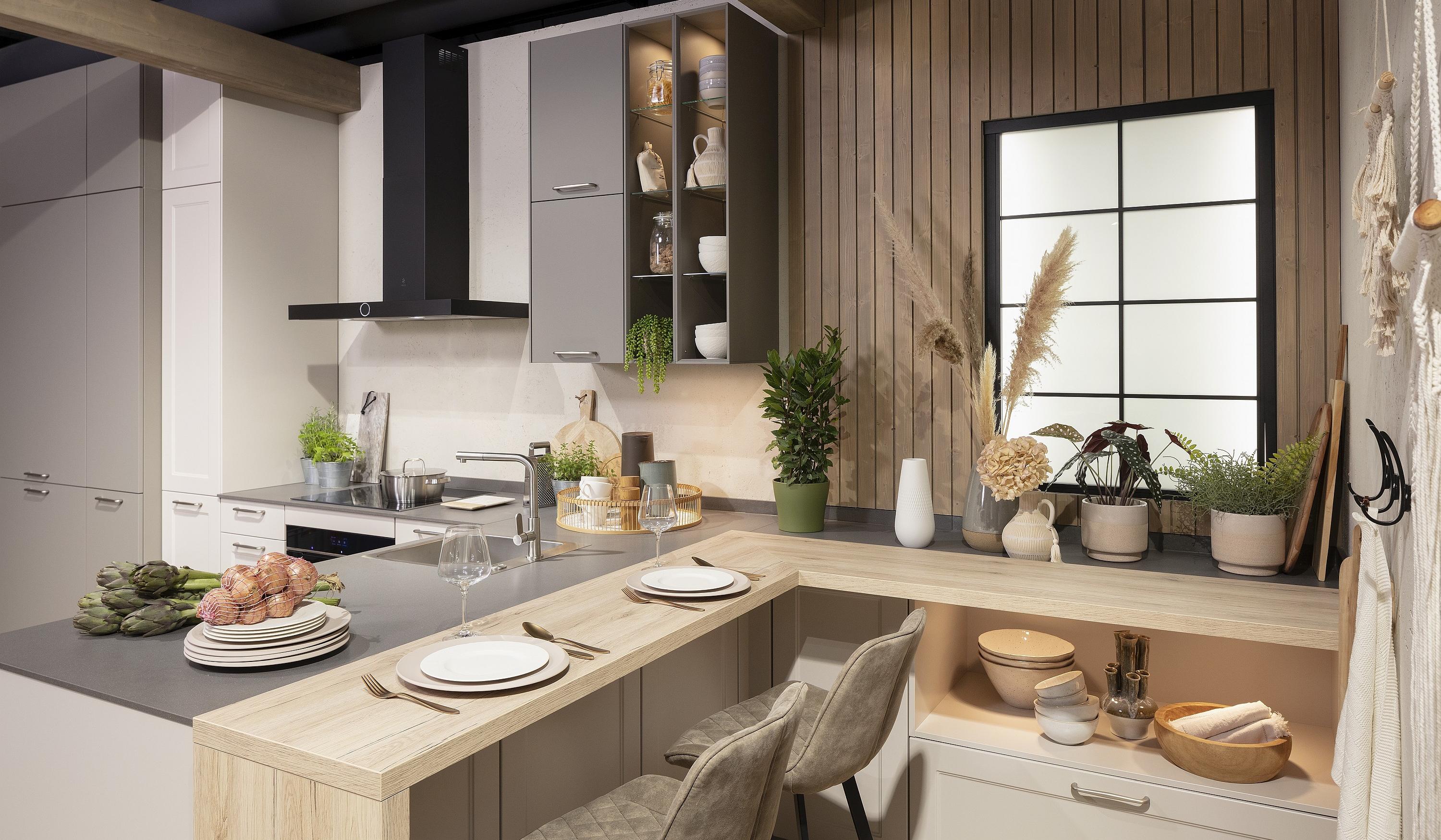 Nobilia Küche mit Thekenaufsatz über Eck als Essplatz in hellem Holz