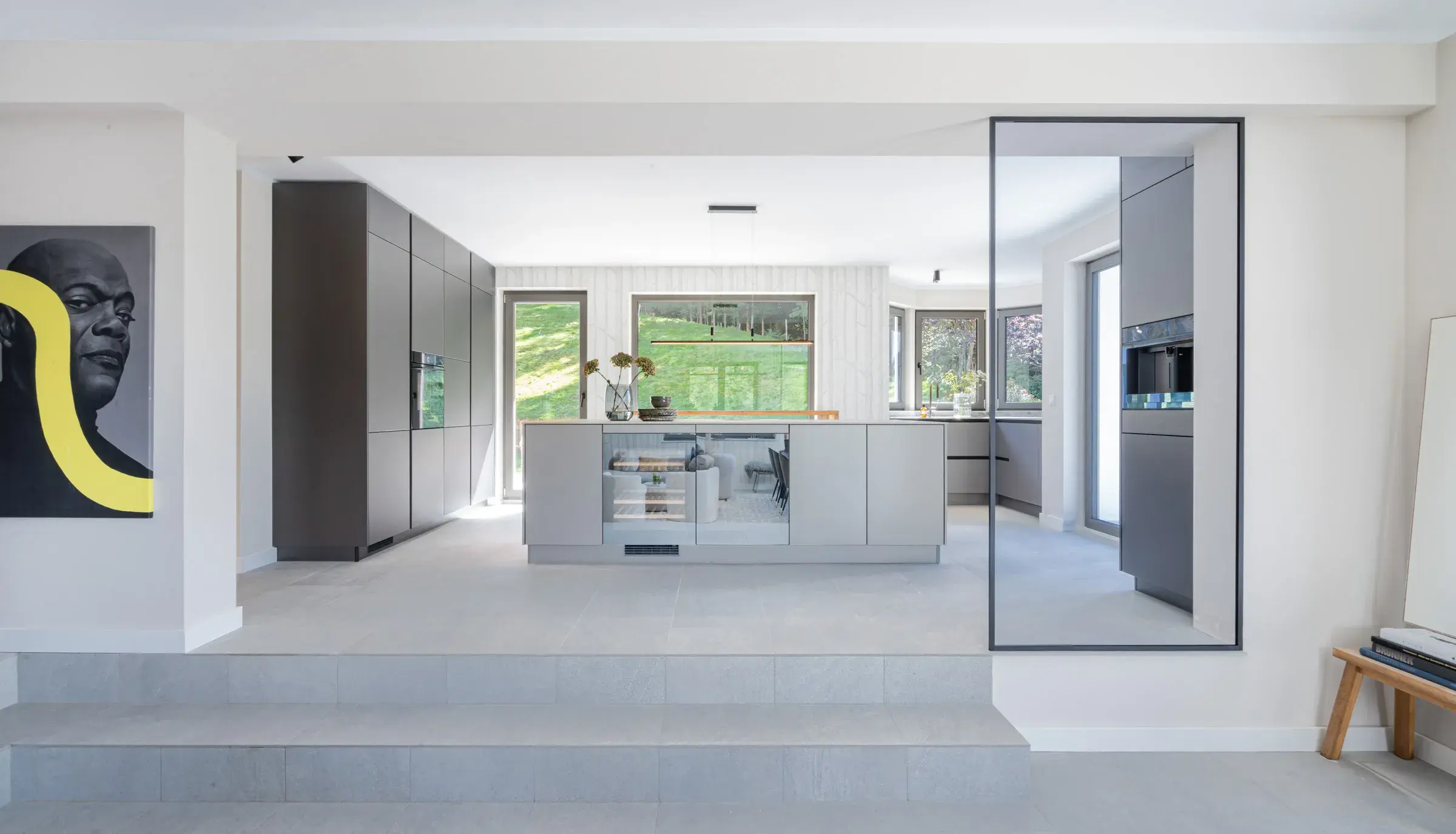 offene große Küche mit grauem Farbkonzept