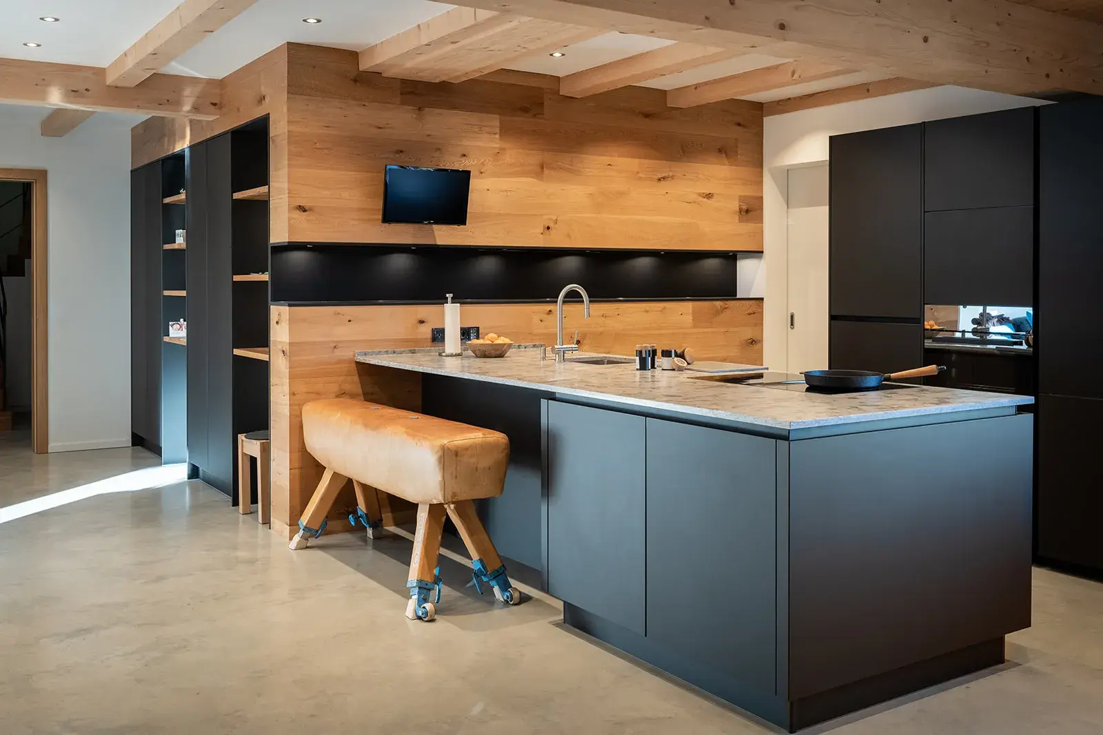 Schwarze Küche mit Wandverkleidung aus Eiche