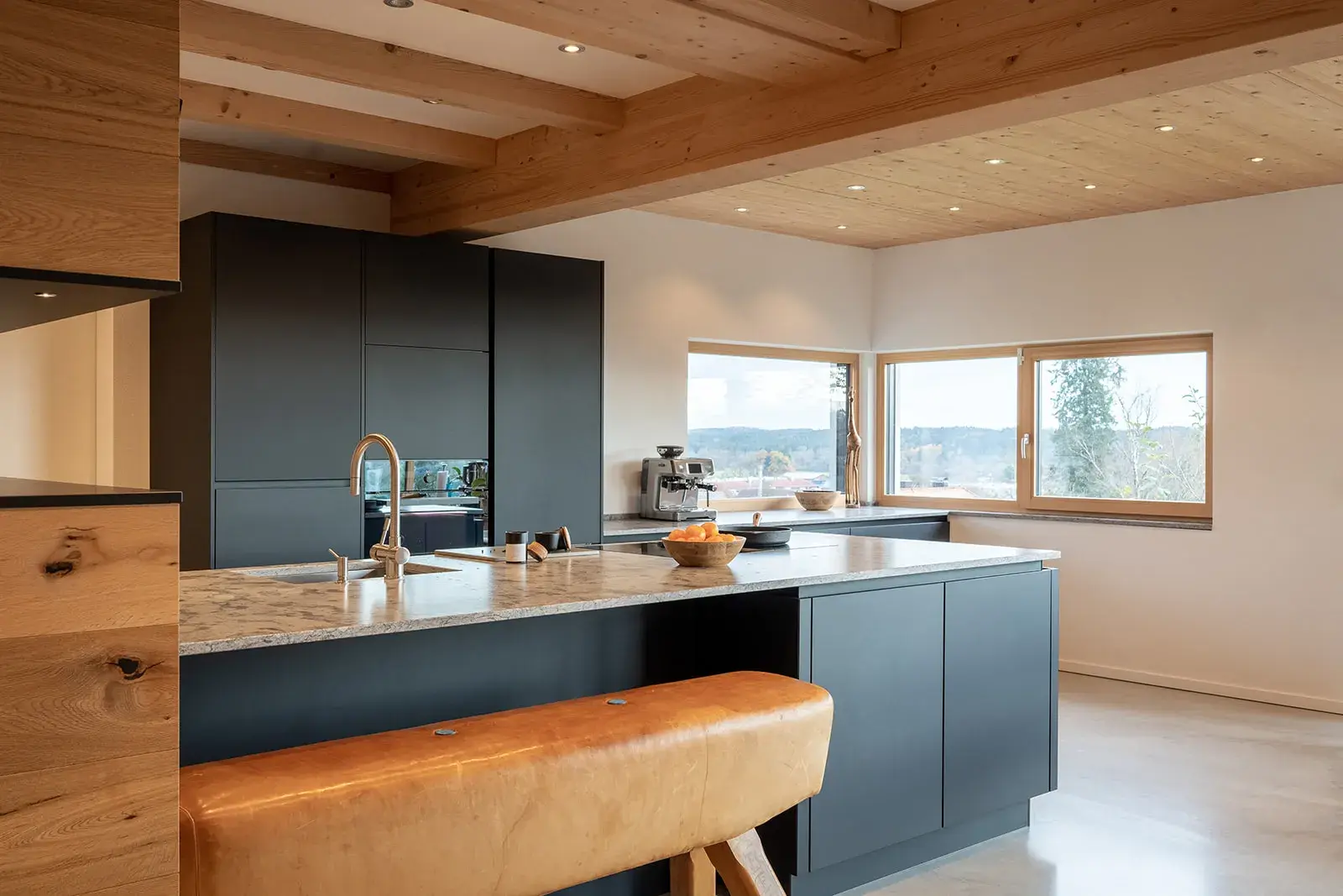 Schwarze Küche mit Wandverkleidung aus Eiche