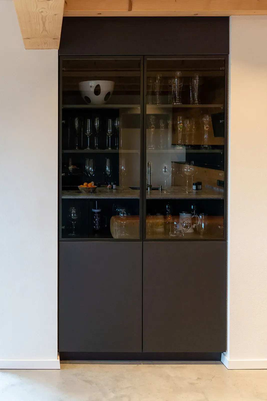 Schwarzer Vitrinenschrank in Küche