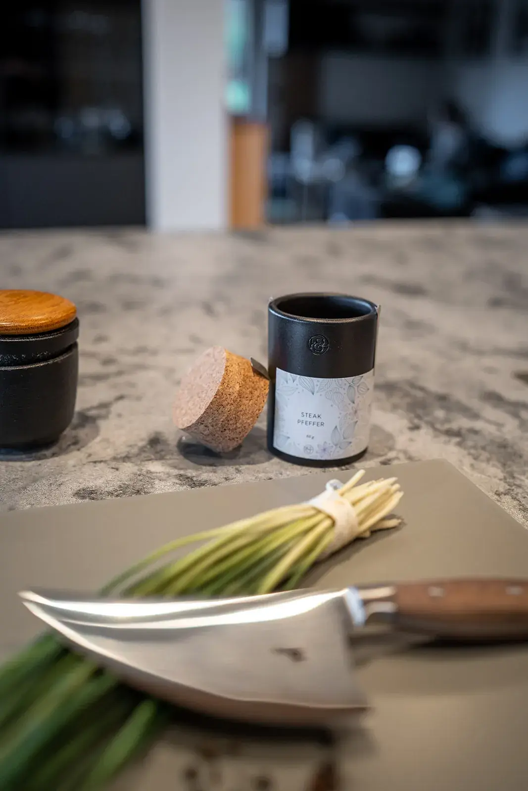 Kräutermesser auf Schneidebrett