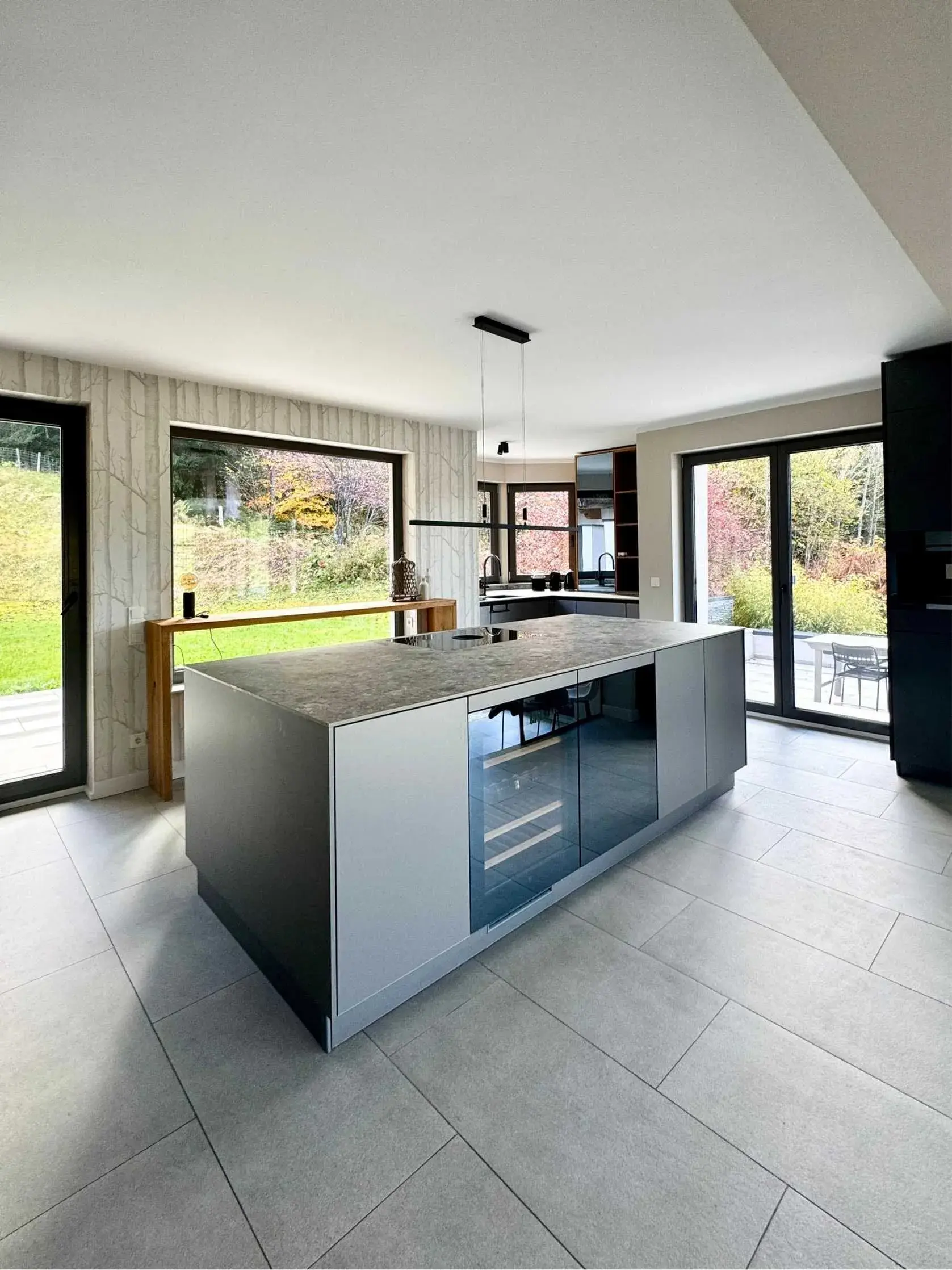 Graue Kücheninsel mit Weinkühler