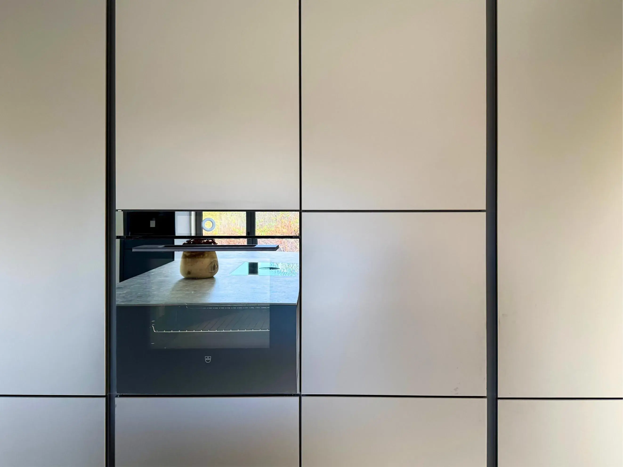 Hochschränke mit grauer Front