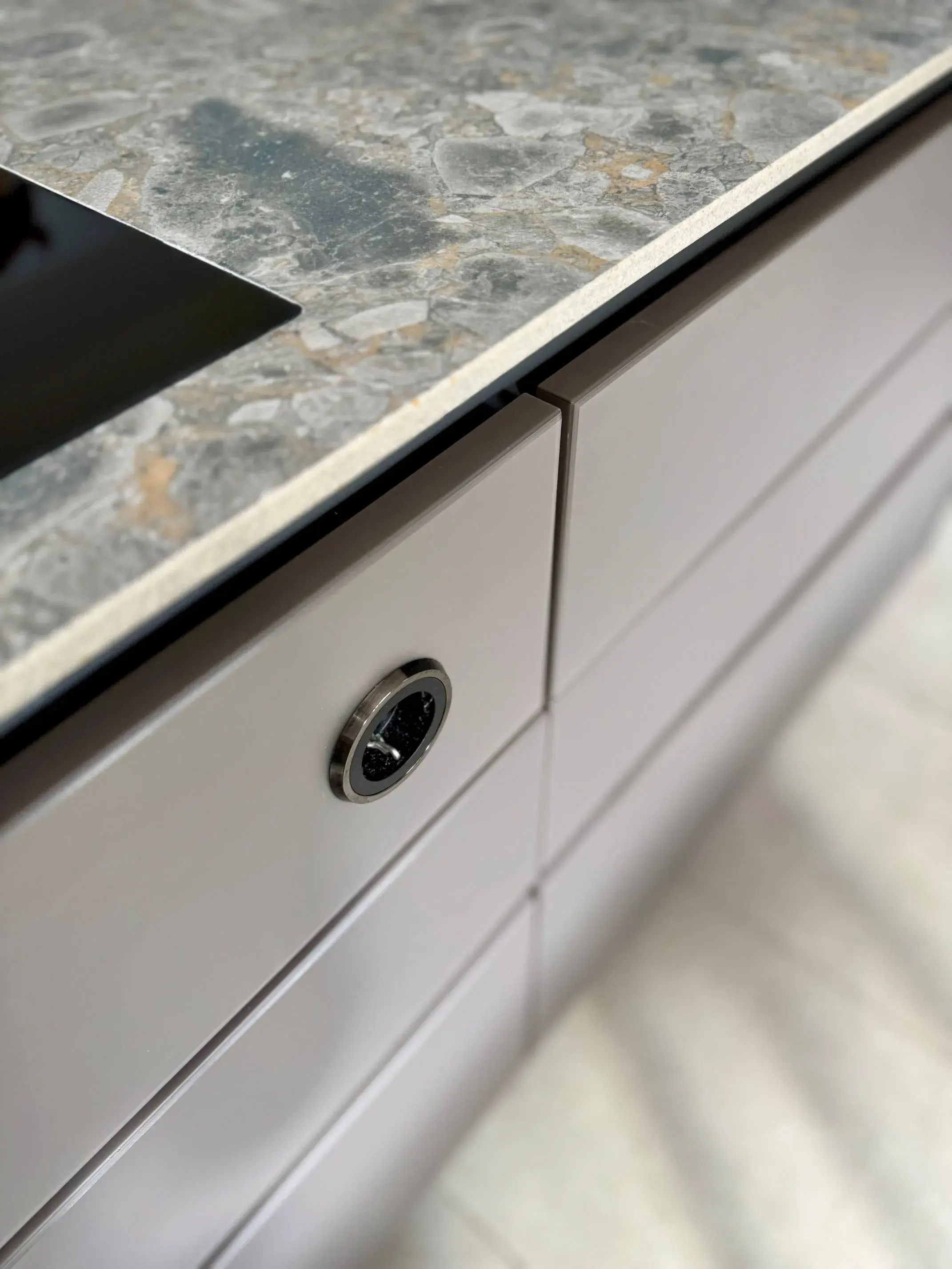 Detail Steckdose in Kücheninsel