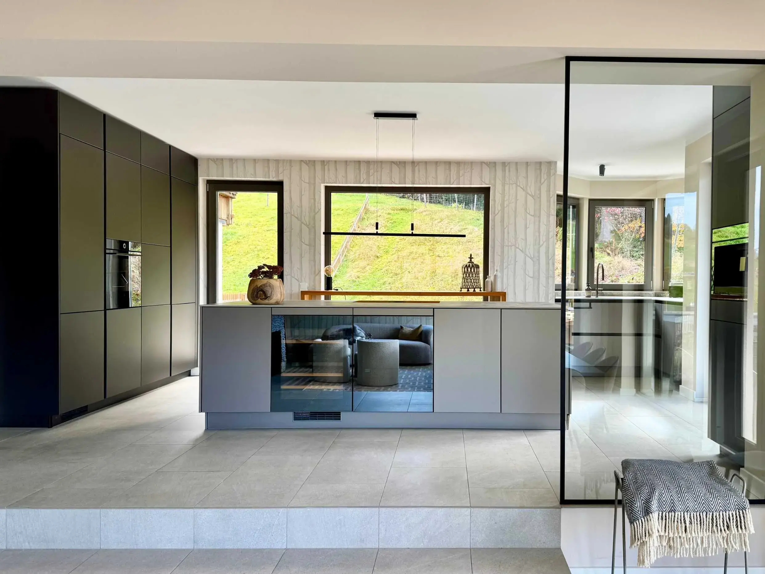 offene Küche mit grauen Fronten
