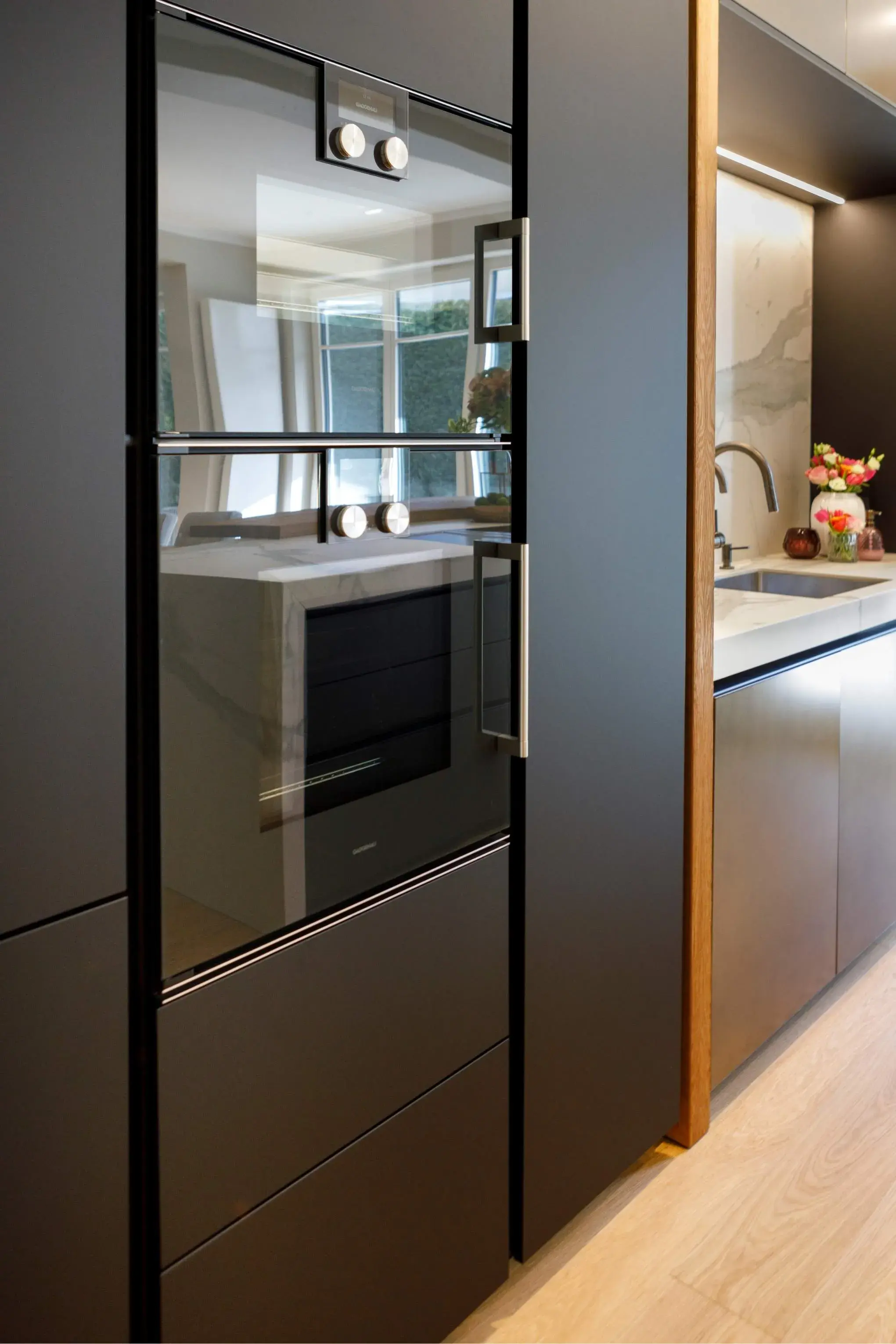 Gaggenau Geräte in Hochschrank mit Griffleiste