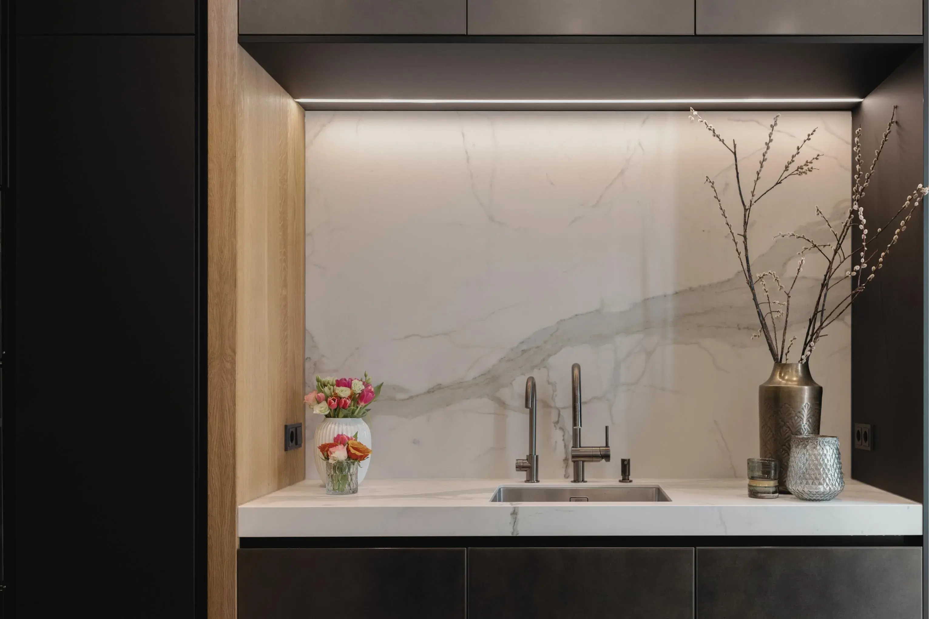 Küchenniesche Spülenbereich in Calacatta-Optik